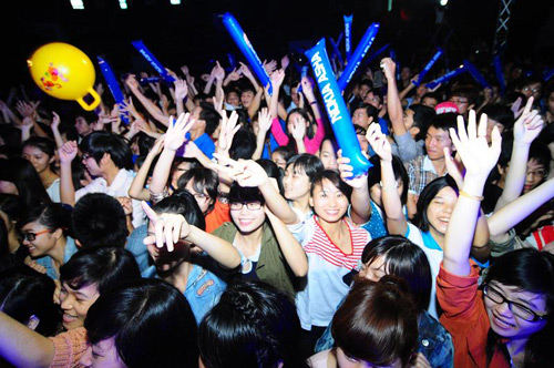 1355728480-uyen-linh-khuyeay-dong-cung-sv-dh-duy-tan-1-687084-8833.jpg