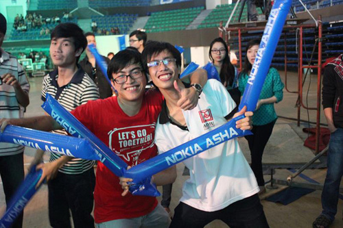 1355728480-uyen-linh-khuyeay-dong-cung-sv-dh-duy-tan-2-687084-9706.jpg