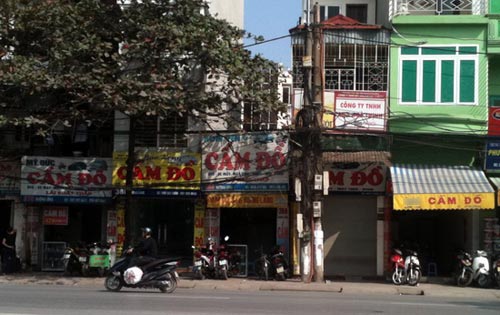 Sinh viên cầm đồ để ăn tết