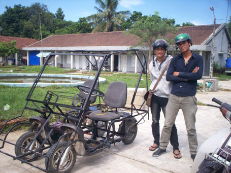 Chàng SV ráp thành công xe ô tô điện từ… đồ phế thải
