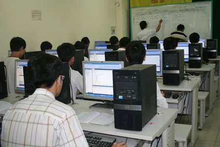 Cử nhân giấu bằng đi học… nghề