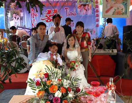 KenhSinhVien.Net-images688593-dam-cuoi-chan-dong-que-ngheo-nu-sinh-chang-trai-bai-liet-1.jpg